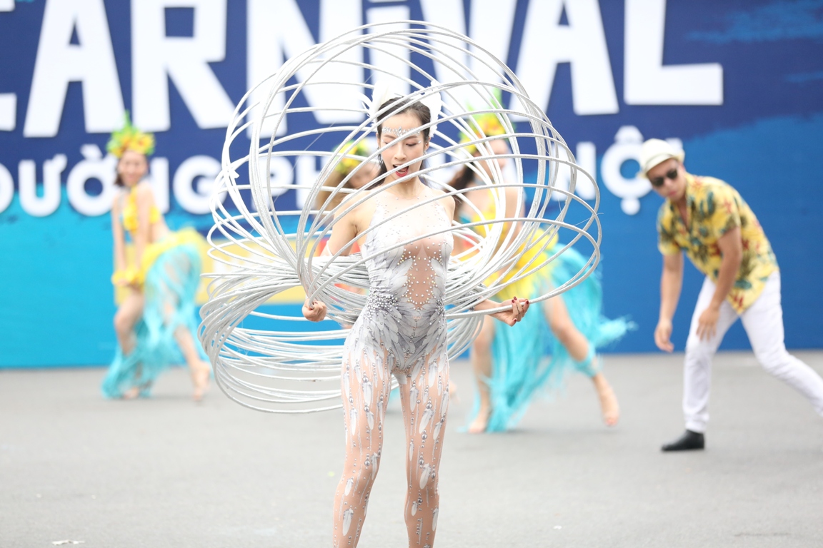 Chen[-]chân[-]ngắm[-]các[-]vũ[-]công[-]Carnival[-]khuấy[-]động[-]phố[-]đi[-]bộ[-]Hà[-]Nội
